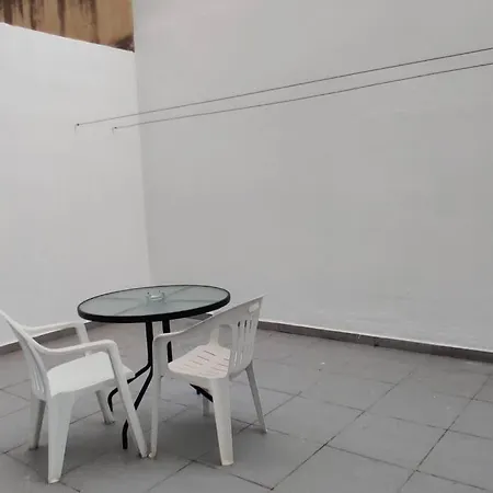 B : Fun Flat For Up To 5+ Inc Terrace דירה